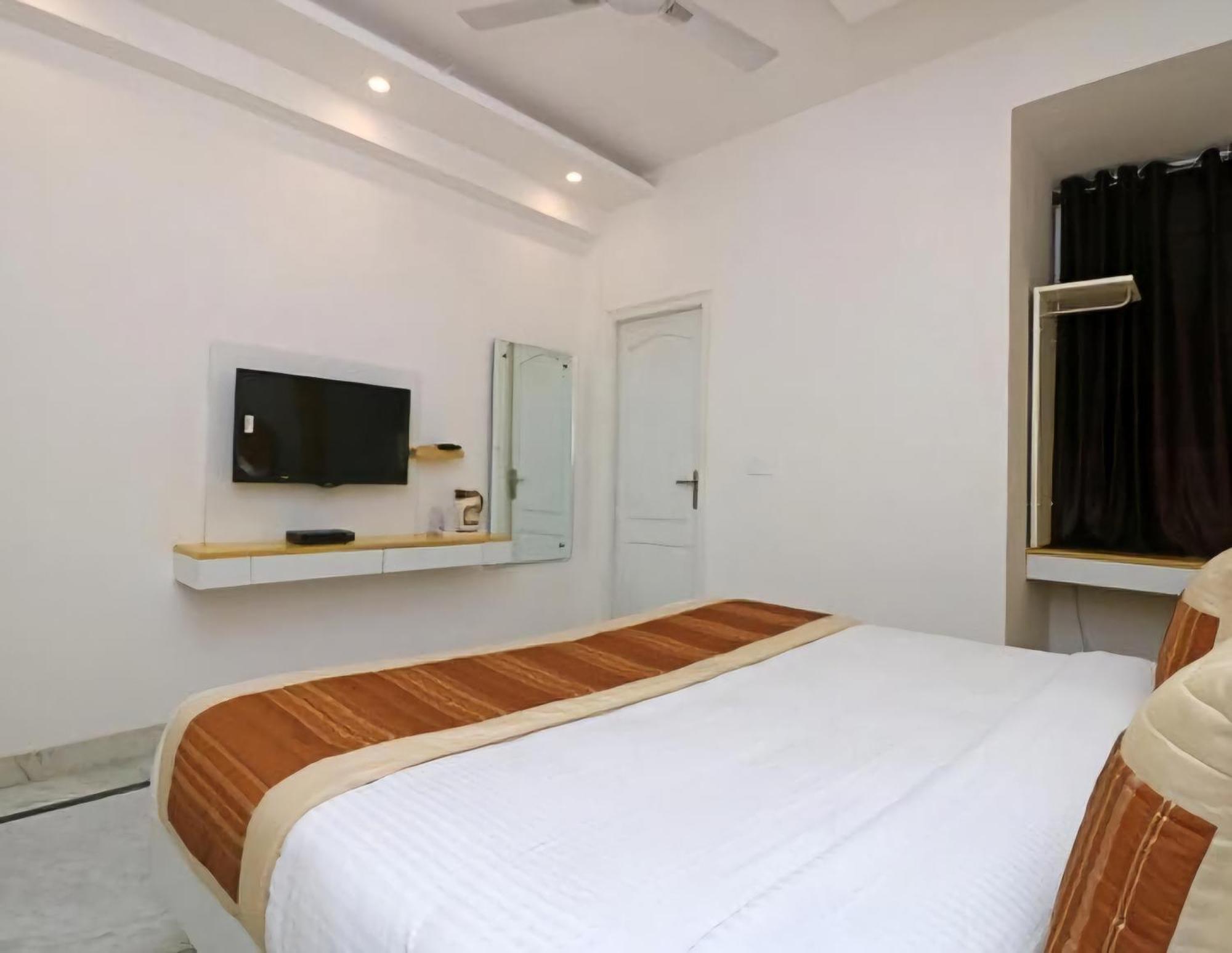 Hotel Leo Continental Nuova Delhi Esterno foto